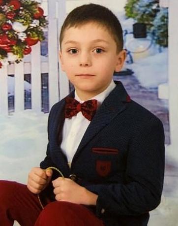 『姐姐』6岁男孩失踪500人两天没找到，结果在自家的厕坑里发现其尸体