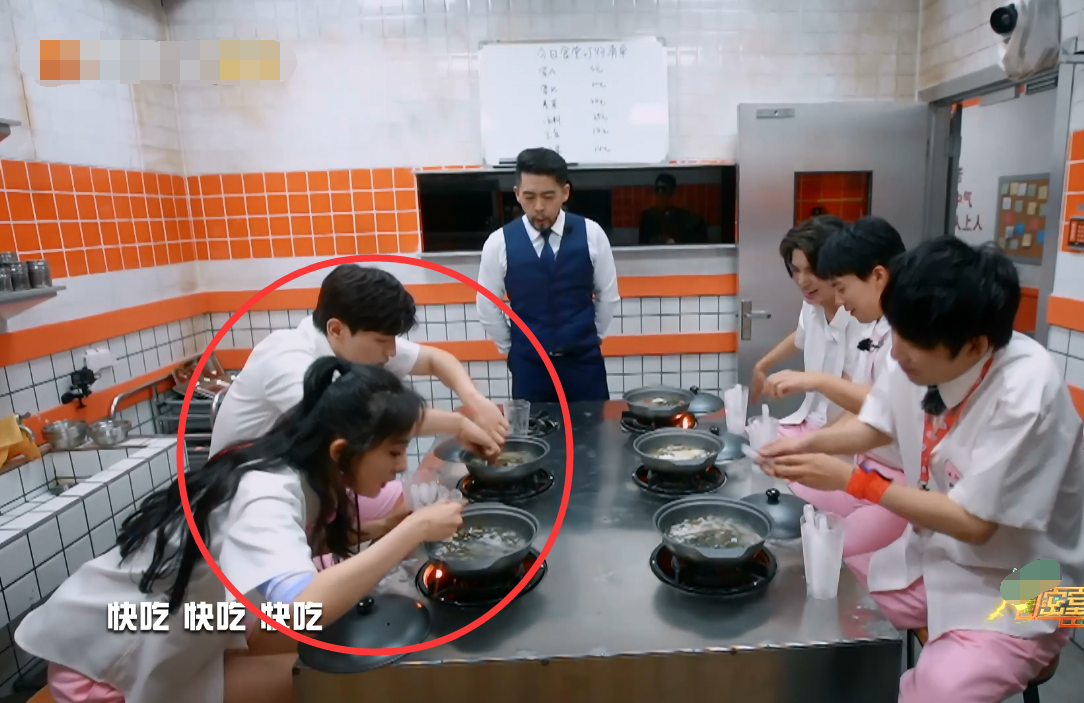 密逃|《密逃》嘉宾被罚吃剩饭,看清镜头特写,真吃假吃很明显