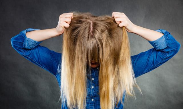 复古|蜂窝头配奶奶毛衣，宋祖儿变身复古挂历女郎，浓密的发量让人羡慕