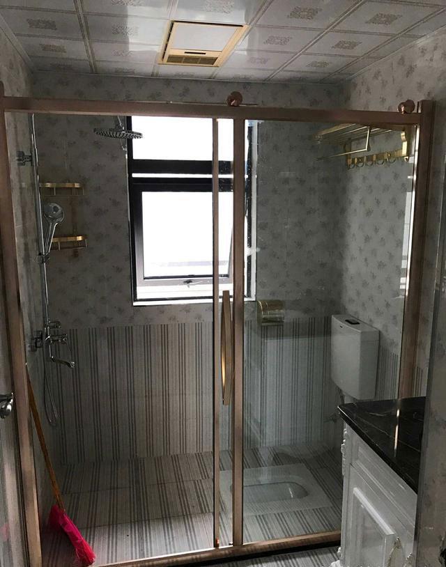 去亲戚家的新房做客，头一次见卧室床头上打吊柜，看了瘆得慌！