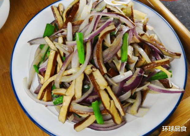 洋葱|洋葱和它是绝配，每天炒一盘，简单易学，补钙质，比猪肉还好吃