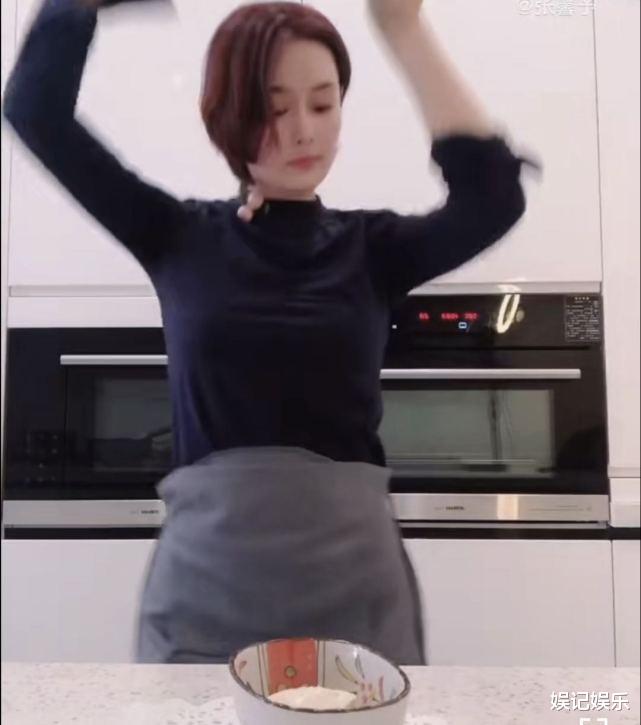 张馨予|张馨予跟老公回家过节，一起逛美食街，手比大锅撒娇说自己拳头小