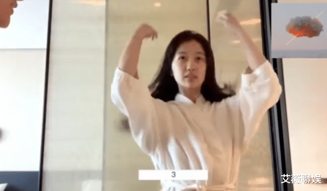 「虞书欣」虞书欣素颜做发型,不料却被男发型师抢镜,光看侧脸就觉得是男神