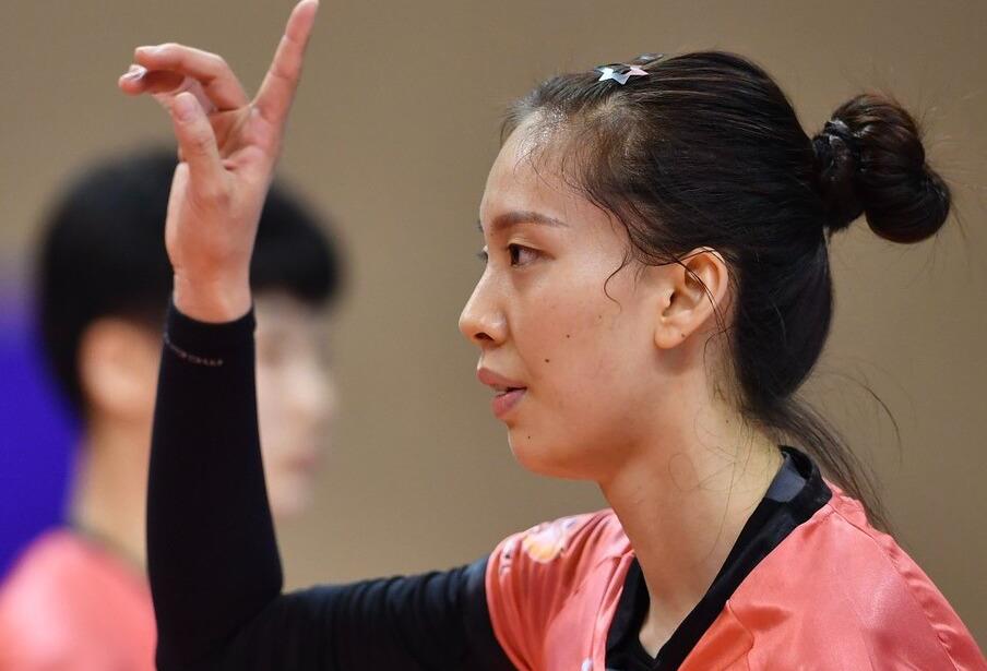 郑益昕|今晚七点女排有直播,国手郑益昕和林莉登场,二人成排超冲八核心