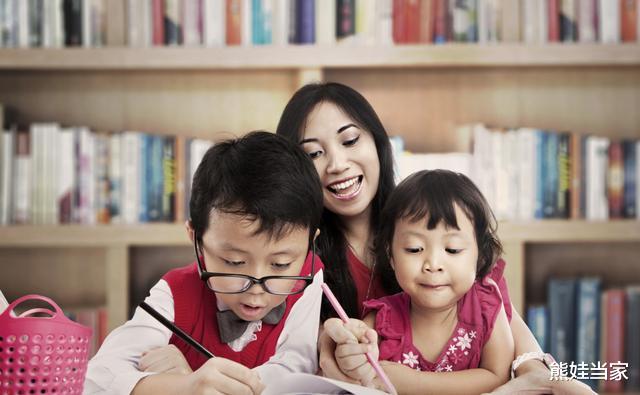 「教师」小学生检讨书玩起“捉迷藏”，老师却发现暗藏玄机：全部重写