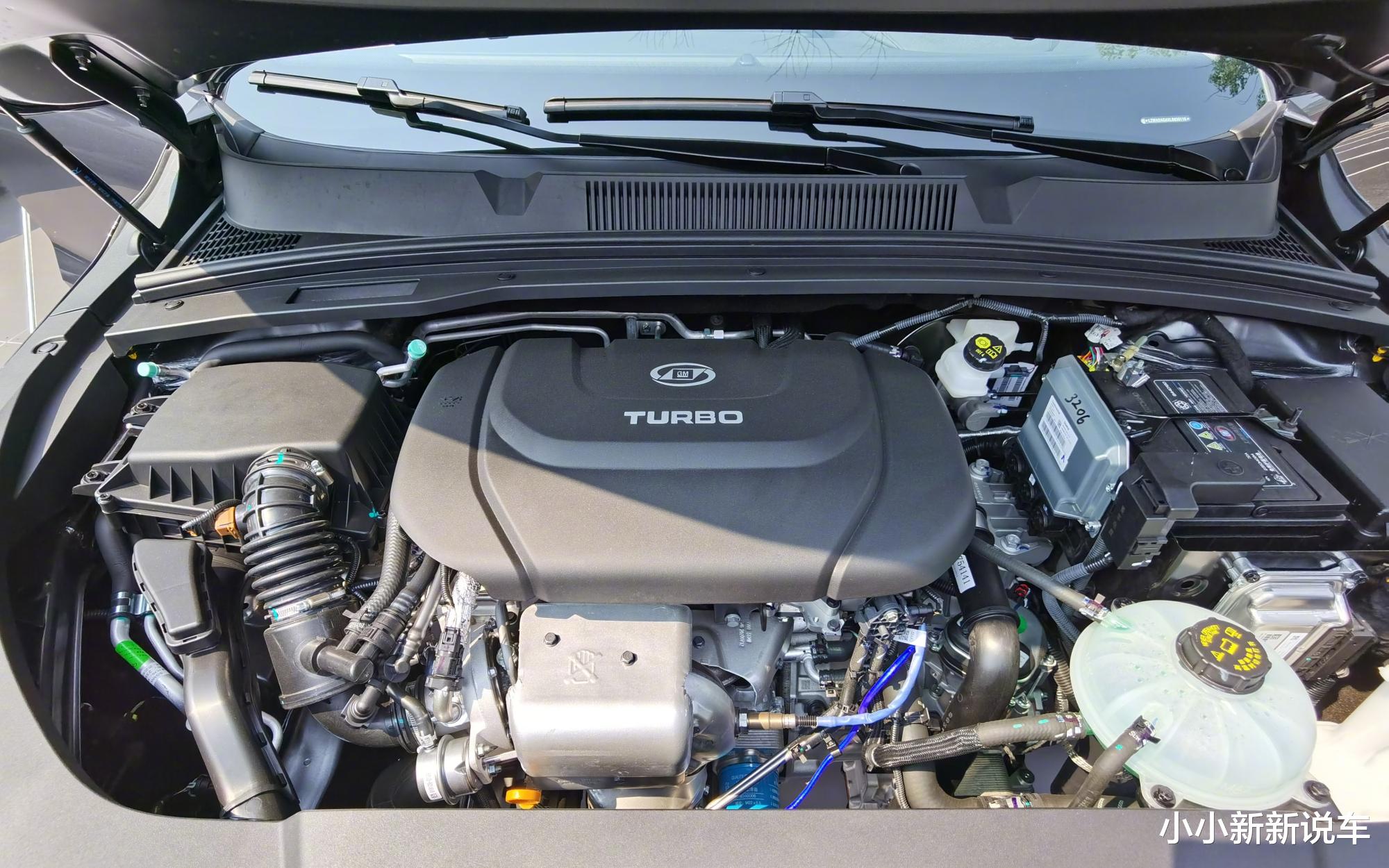 五菱凯捷|五菱凯捷实车现身，“银标”上档次，2+2+2布局，配电子档杆