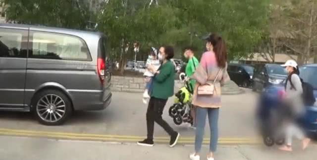 【熊黛林】熊黛林一家六口公园郊游，双方亲家母合体带孙女散步相处融洽