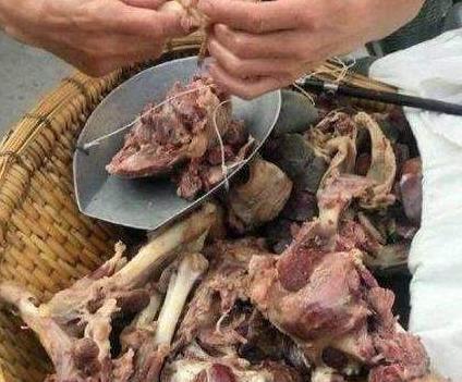 []大爷骑自行车卖小吃，一斤50元，不到1小时卖完，路人见了都眼红