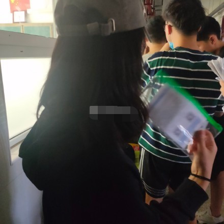 考试|网友高考偶遇张子枫,进考场前还认真复习资料,跟考生聊天超温柔