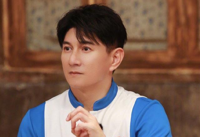 李冰冰|50岁吴奇隆胖着玩呢？瘦身成功帅出新高度，现身机场走出超有范