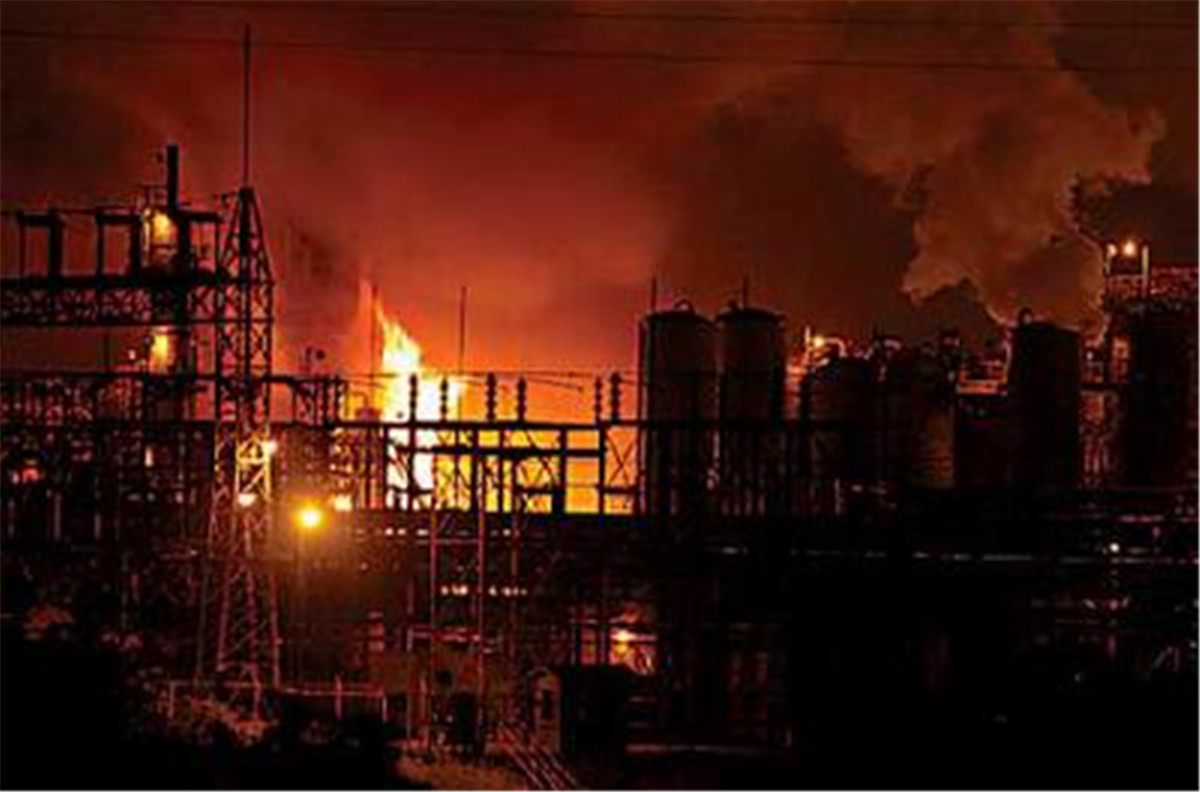 美国@美国本土传来噩耗,凌晨1点响起巨大爆炸声,近6万民众无家可归