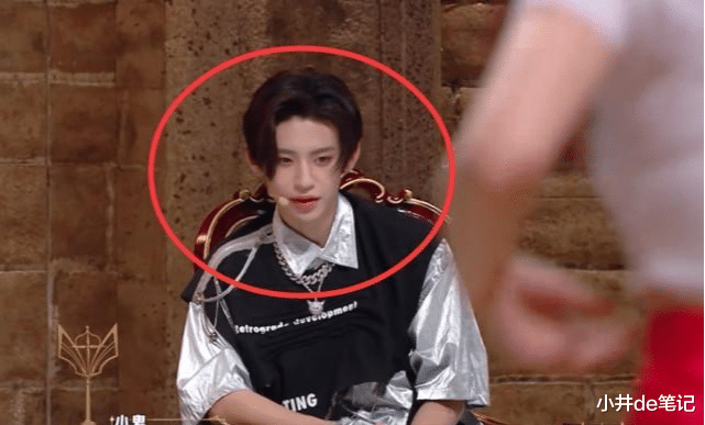 章泽天|虞书欣录节目当众脱外套，却忘了还穿着露脐装，王琳凯眼神都变了