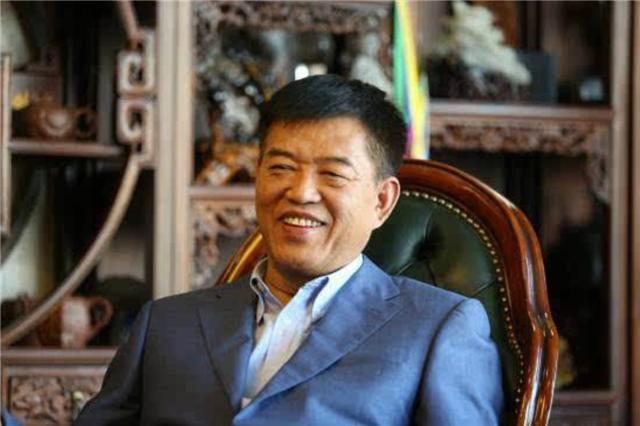 臆说古史|修涞贵:不甘做交警辞职创业,如今身家190亿,每个月只用几百块