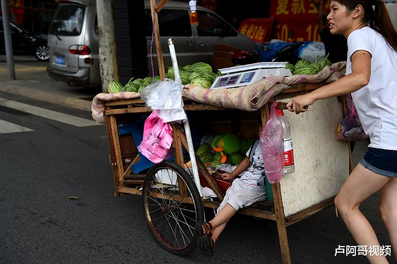 【自媒体】200块摆地摊创业，结合自媒体，做得好，月赚2万很轻松！