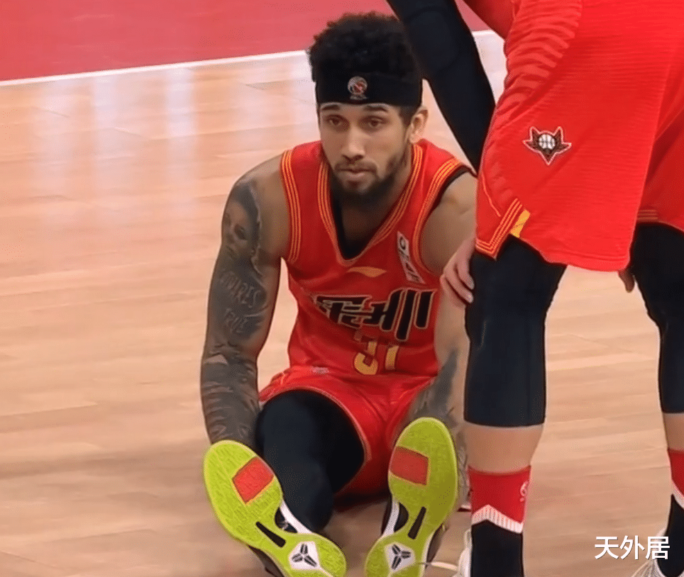 北京男篮|突发！北京男篮被判压哨“垫脚”，不满判罚一度罢赛，多人吼裁判