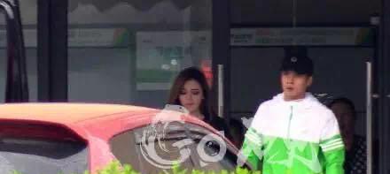 『韩东君』搂神秘女回家，穿情侣装上演摸头杀，当红小生疑似新恋情曝光