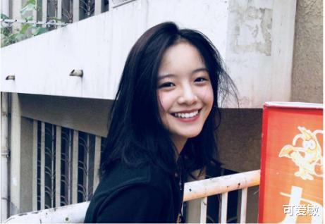 关晓彤■关晓彤晒大学室友，才发现其中还有大火的她！人气一度高过关晓彤