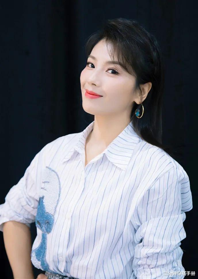 衬衫|42岁的刘涛也太嫩了吧！衬衫粗花呢裙换上，还以为是新晋小花