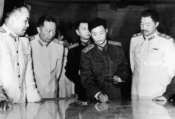 贺龙|开国少将李文清回乡,仇人吓得自杀,老婆含泪下跪