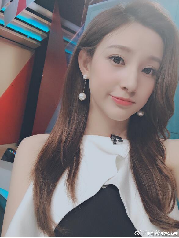 马凡舒|一夜成名！央视美女主持泳裤意外滑落，霸气回应：谁爱看谁看！