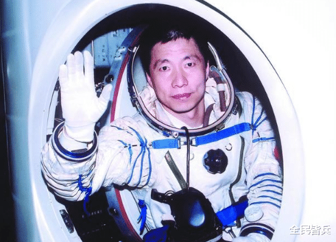 杨利伟|杨利伟返回地球后,为何现在看不到他的身影了?看后鼻头莫名一酸