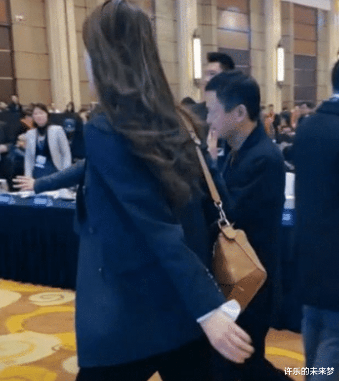 马云：马云190美女保镖曝光，与马云同行走出“六亲不认”的步伐！