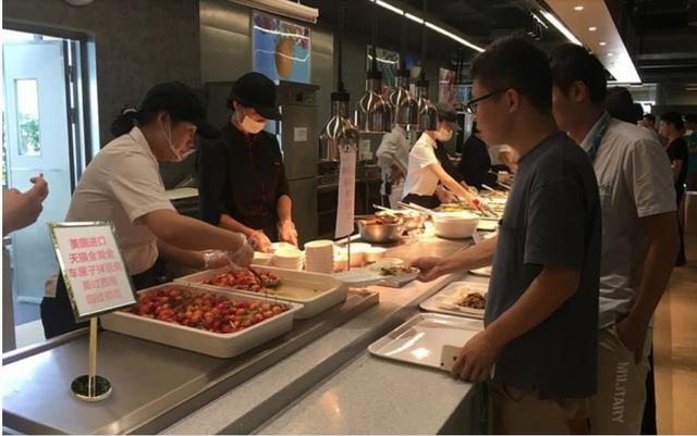 阿里巴巴■阿里巴巴员工餐VS华为员工餐，网友：有的人活着，他已经“没”了