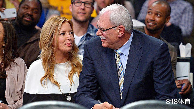 『胡卫东』58岁珍妮巴斯海边漫步风韵犹存!分手禅师单身4年,1人1狗让人唏嘘