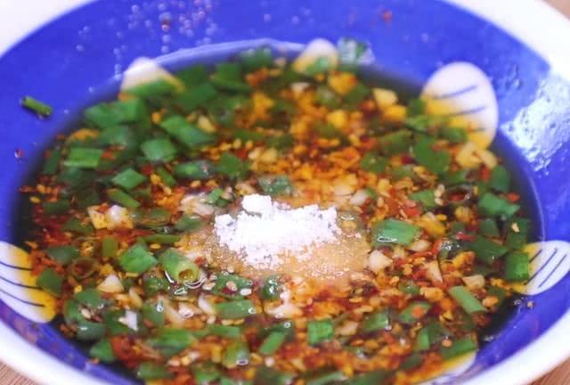 西红柿：夏天要多吃西红柿，不腌不炒不凉拌，一次三斤不够吃，给肉都不换