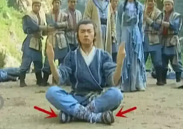 周冬雨|史上最“尴尬”的穿帮,大妈演鬼子能理解,看到周冬雨:手在干啥!