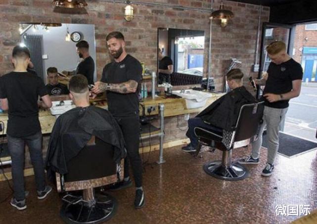 |因为没钱装修,小伙拿10万个硬币铺地板,没想到之后生意火爆