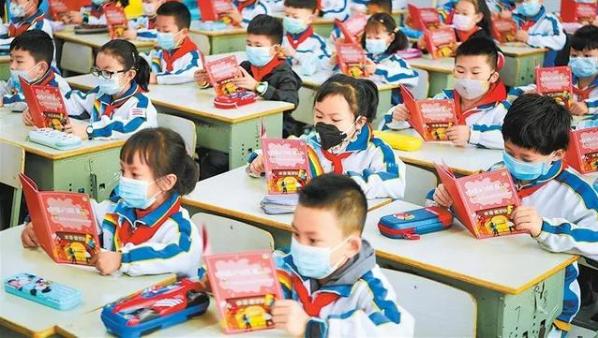 『甄子丹』美国感染超88万，朗朗发“保命”声明，甄子丹弃8月孕妻难翻身！