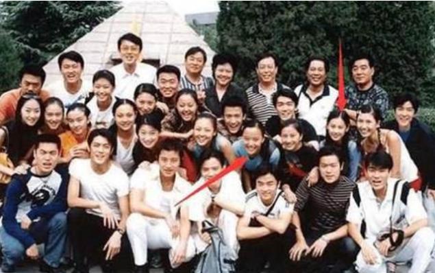 贾乃亮|贾乃亮抱36岁“未婚女星”，举止暧昧毫不避嫌，引发全网吐槽！