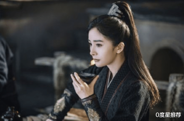 杨幂▲杨幂高马尾造型超飒,侠女气息浓厚,这真是生过小孩的状态?