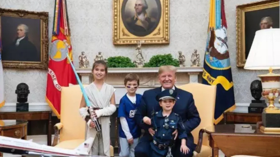 特朗普|白宫总统办公室成特朗普家庭客厅，伊万卡坐总统椅不算啥，孙子们也满屋乱跑