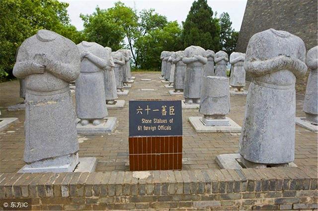 「武则天」武则天墓前有61个无头石人, 千百年来无人能解, 最后被两位农民解开