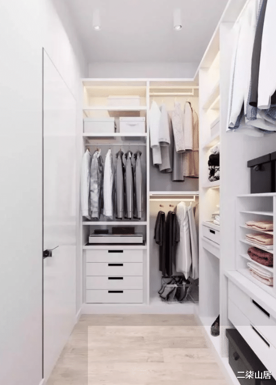 []同事120㎡婚房，朋友都夸餐边柜实用又好看，我却独爱衣帽间！