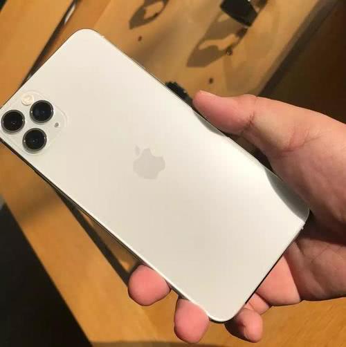 苹果:苹果11Pro Max向“618节”低头,看到跌的价格后:一部荣耀没了