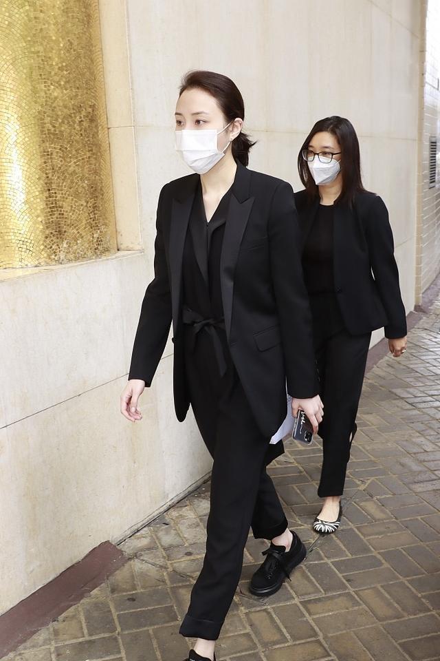 奚梦瑶|赌王葬礼奚梦瑶逗儿子！把葬礼服穿出超模范，一旁老公却无心玩闹