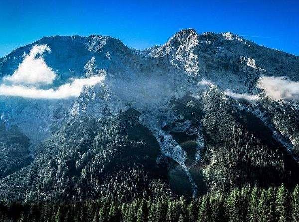 『』为什么一些领导总是喜欢批评那些真正做事情的人，难道他瞎吗？