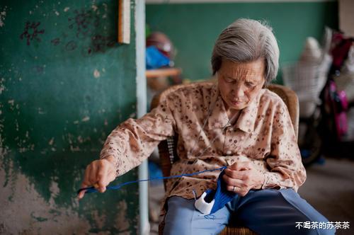 不喝茶的苏茶茶 泥巴地里的女孩：奶奶的寿衣是我亲手为她穿上的