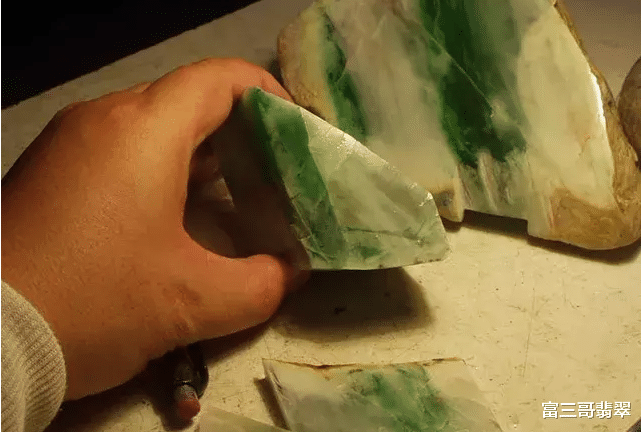 翡翠▲翡翠赌石揭秘—行家说的“擦涨不算涨，切涨才算涨”你真的明白吗？