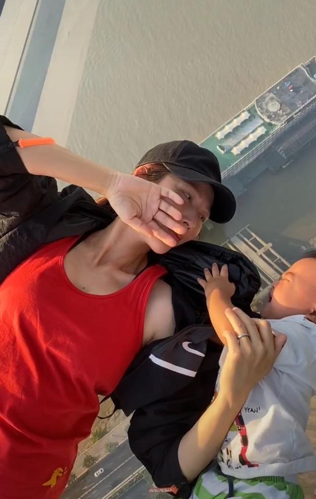 蔡少芬|蔡少芬母子躺玻璃栈道，小乐儿被吓得大哭，娘娘吐舌头偷笑