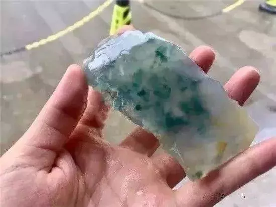 古钱币|冰种翡翠原石雕出来的“自在观音”据说可以换一辆豪车？
