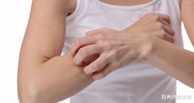 『肝脏』晨起后,身体出现4个迹象,提示肝脏藏毒,需要养肝,不能再拖了