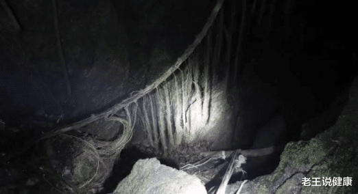 @小伙假期去钓鱼，却不想鱼的力气太大，被鱼拖下、摔晕在溶洞里！
