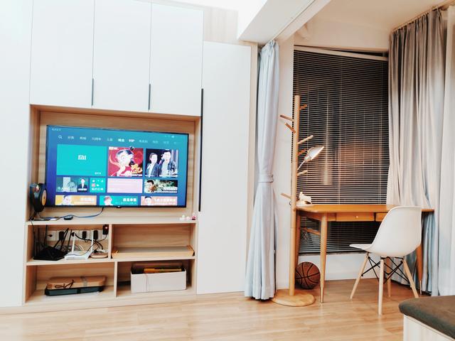 |她买下42㎡单身公寓，一家三口住，客厅不放沙发，阳台当榻榻米