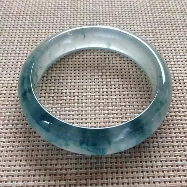 翡翠|小伙下血本买下一块翡翠原石，竟切出两对“手铐”？玩我呢？