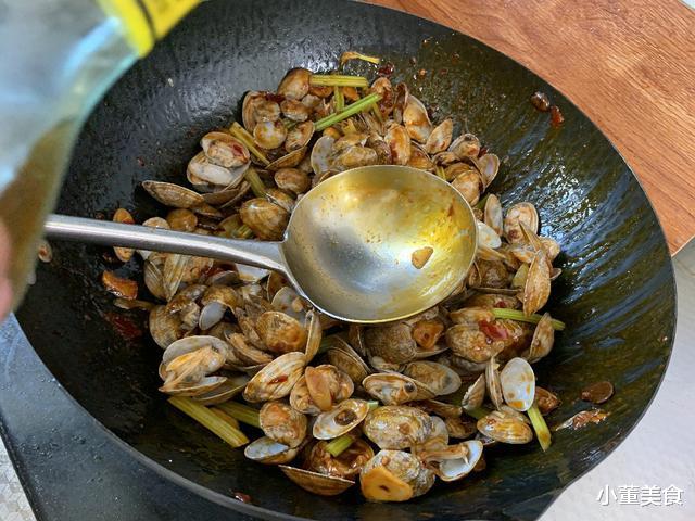 芹菜▲洗花蛤时,只会放盐就错了!大厨教你一招,花蛤吐沙又快又干净