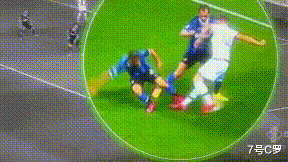 【尤文图斯】争议！禁区内脚踝被踢至90度扭曲，VAR却选择屏蔽